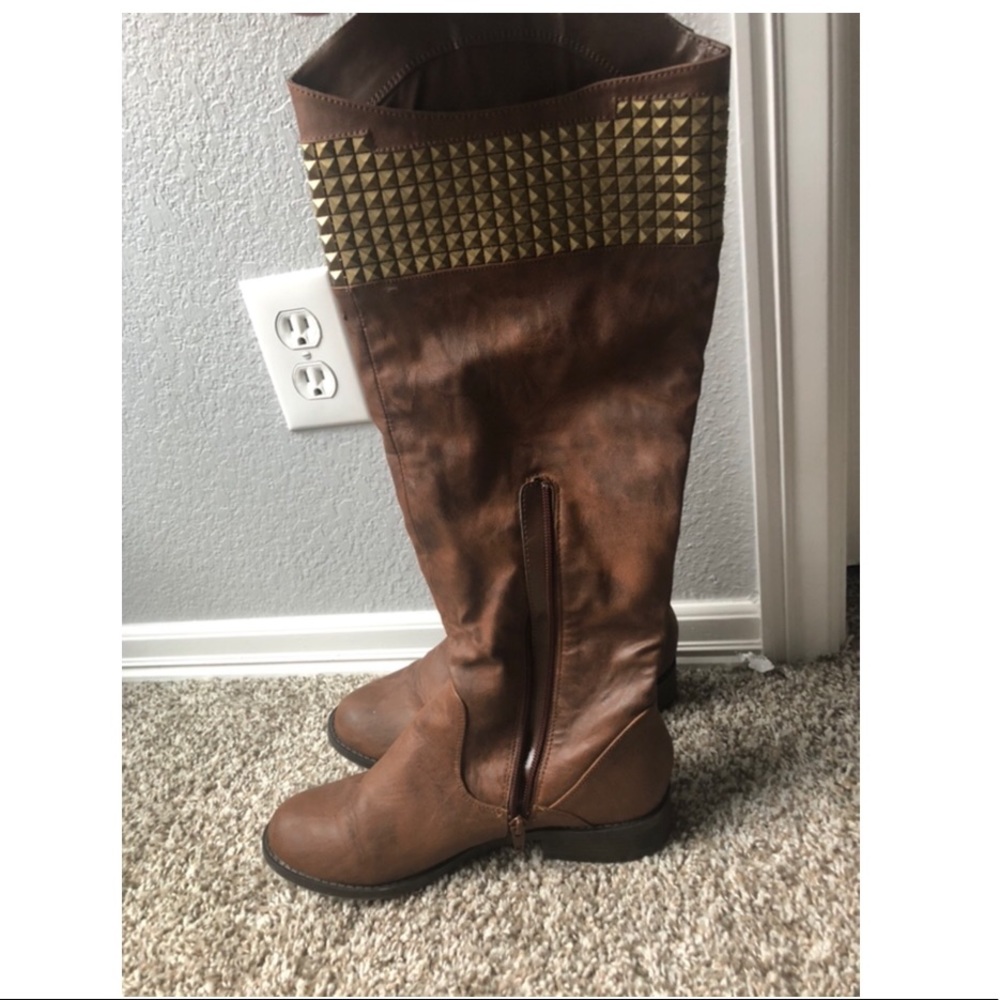 Knee high brown boots with gold detail